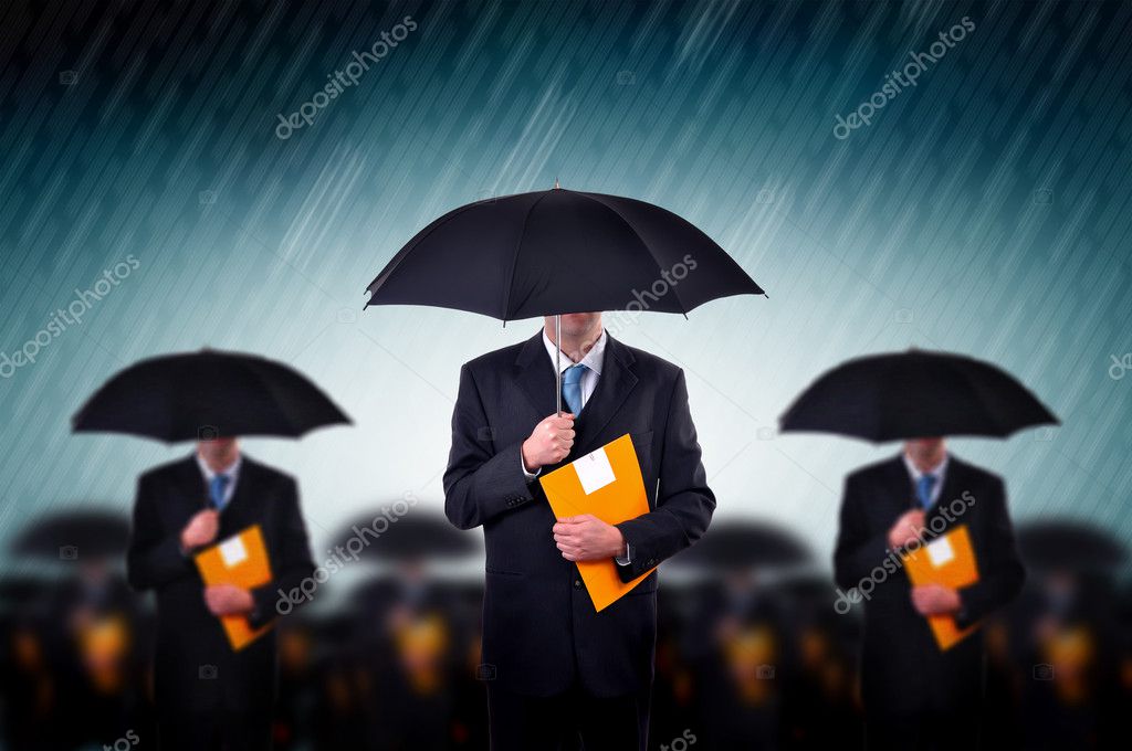 Consultor de TI evaluando riesgos en un panel de ciberseguridad