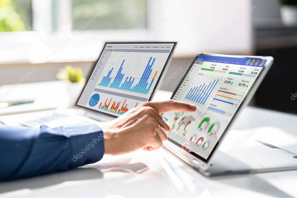 Dashboard de datos y analítica en monitores de oficina